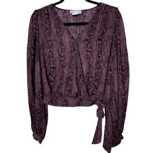Cupcakes & Cashmere Snake Print V Neck Blouse Cropped to waist Sz Med-Plum